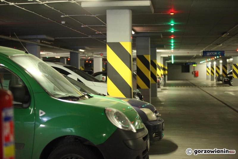 7/13 Pojazdy zaparkowane na parkingu Filharmonii Gorzowskiej