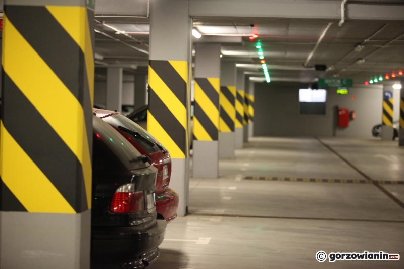 8/13 Pojazdy zaparkowane na parkingu Filharmonii Gorzowskiej