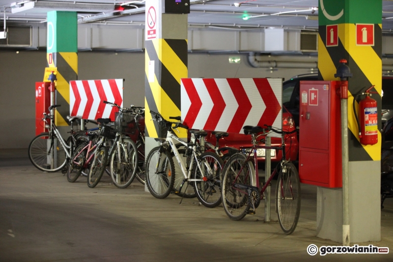9/13 Pojazdy zaparkowane na parkingu Filharmonii Gorzowskiej