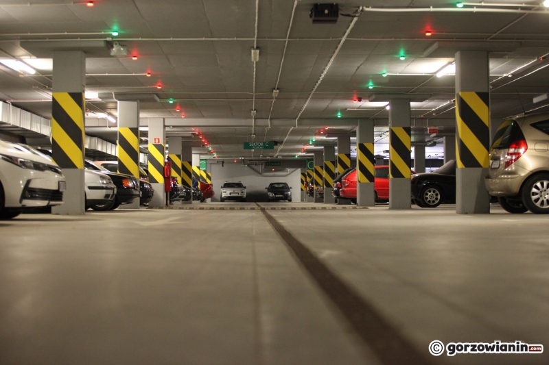 10/13 Pojazdy zaparkowane na parkingu Filharmonii Gorzowskiej