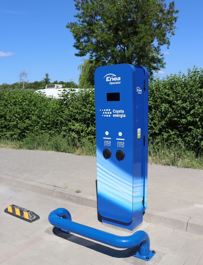 3/4 Stacje ładowania elektrycznych pojazdów przy szpitalu