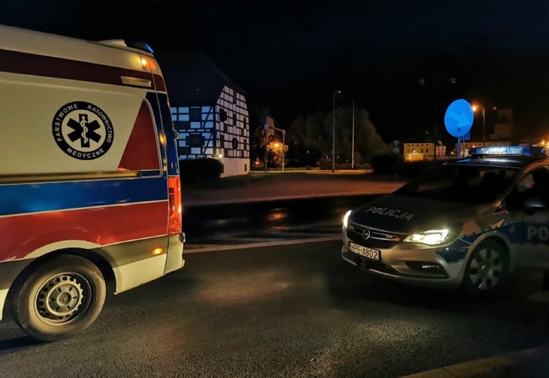 3/4 Kierowca volvo roztrzaskał auto o słup