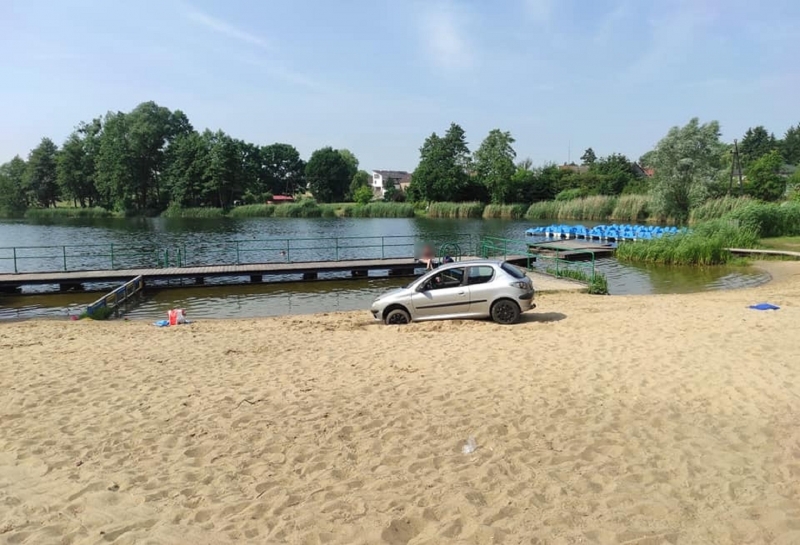 2/6 Porzucony peugeot na plaży w Kłodawie