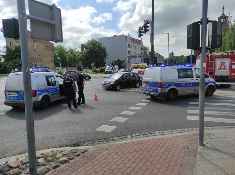 5/6 Zderzenie citroena i opla przy ul. Grobla