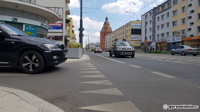 1/7 Betonowe donice na skrzyżowaniu ul. Sikorskiego i Pocztowej