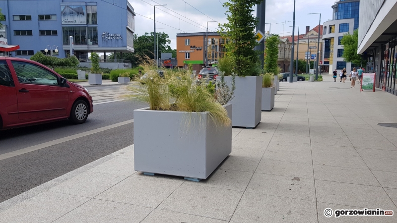 3/7 Betonowe donice na skrzyżowaniu ul. Sikorskiego i Pocztowej