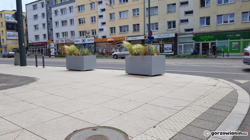 5/7 Betonowe donice na skrzyżowaniu ul. Sikorskiego i Pocztowej