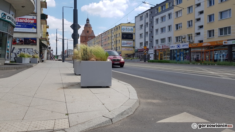 7/7 Betonowe donice na skrzyżowaniu ul. Sikorskiego i Pocztowej