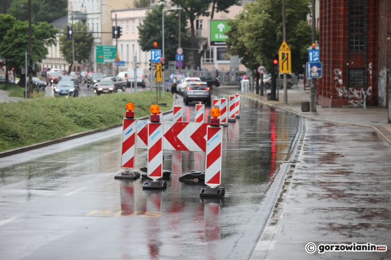 2/14 Buspas otoczony barierkami na Jagiełły