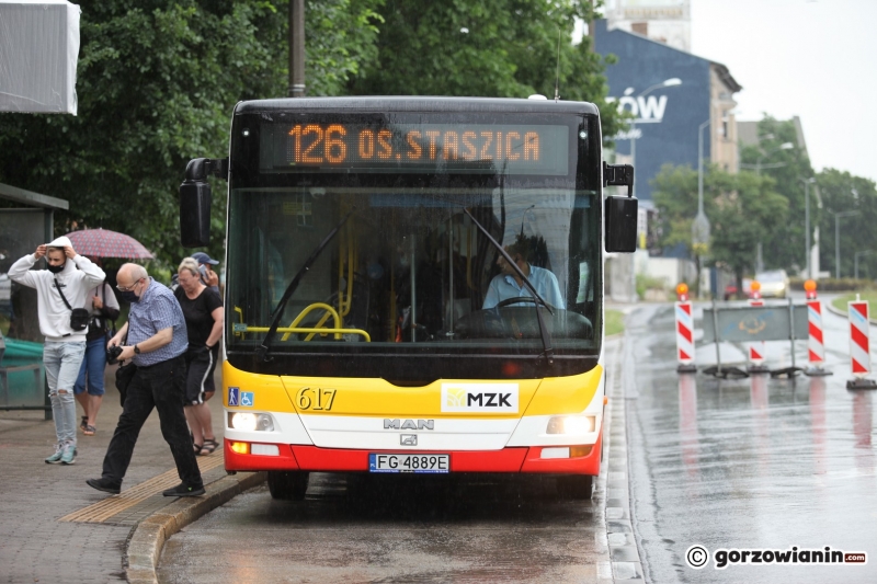 3/14 Buspas otoczony barierkami na Jagiełły