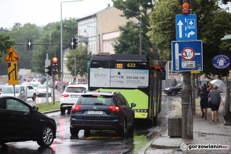 4/14 Buspas otoczony barierkami na Jagiełły