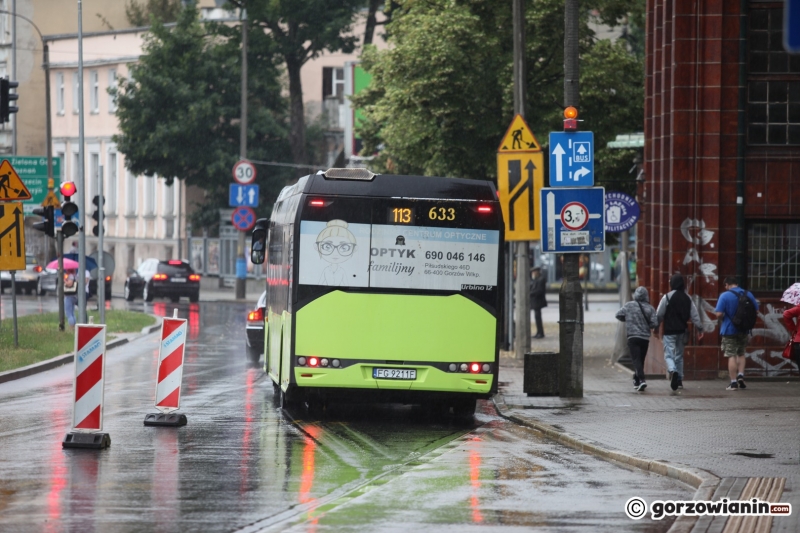 5/14 Buspas otoczony barierkami na Jagiełły