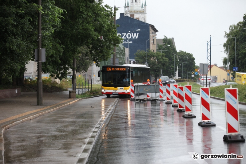 8/14 Buspas otoczony barierkami na Jagiełły