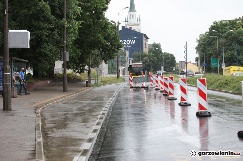 9/14 Buspas otoczony barierkami na Jagiełły