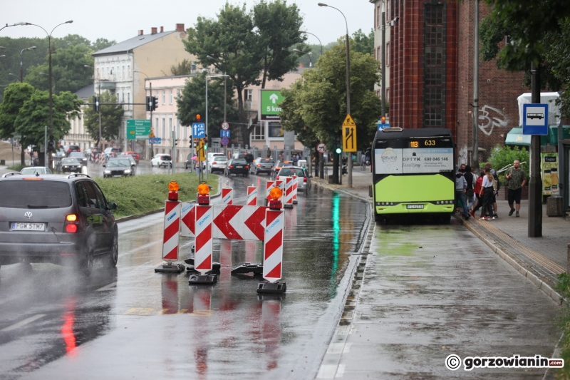 10/14 Buspas otoczony barierkami na Jagiełły
