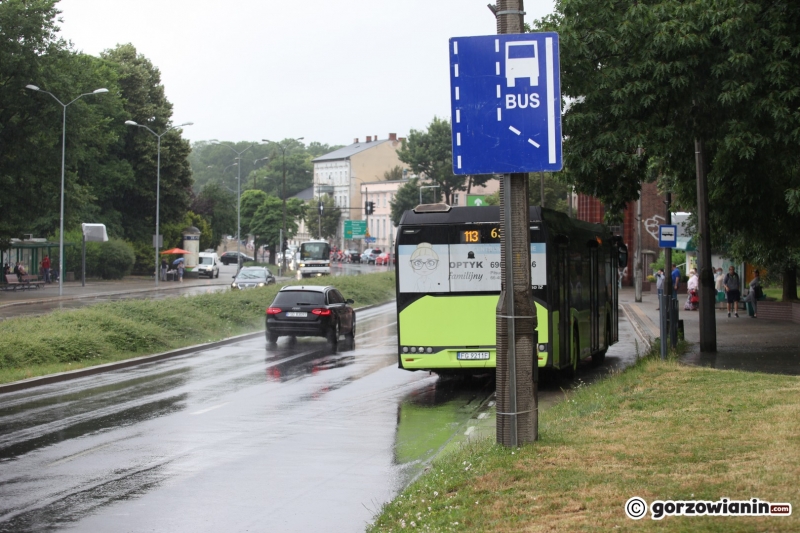 11/14 Buspas otoczony barierkami na Jagiełły