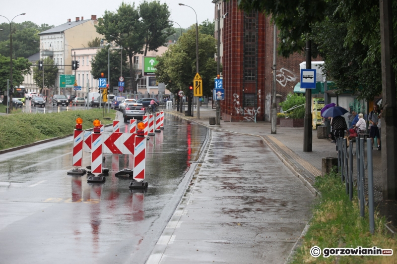 12/14 Buspas otoczony barierkami na Jagiełły