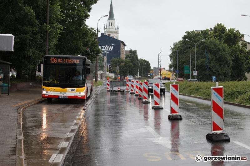 13/14 Buspas otoczony barierkami na Jagiełły