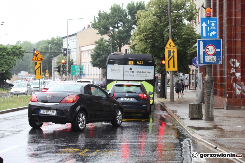 14/14 Buspas otoczony barierkami na Jagiełły