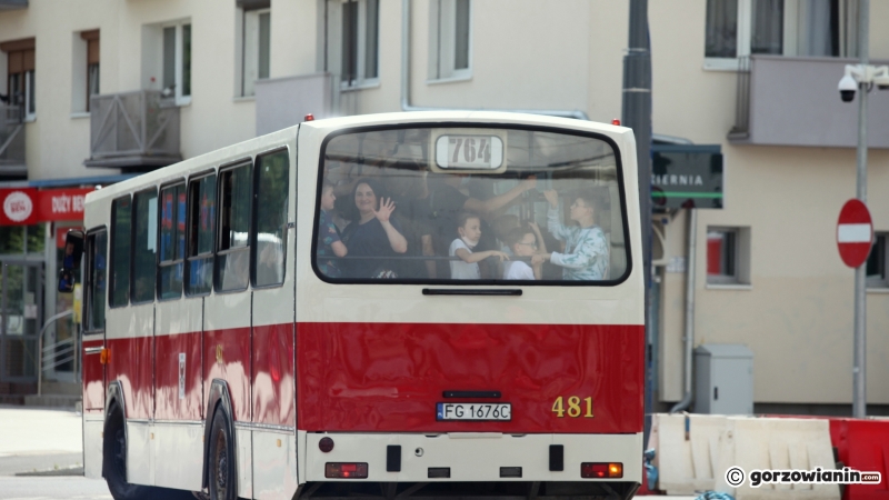 3/16 Przejazd zabytkowym Jelczem