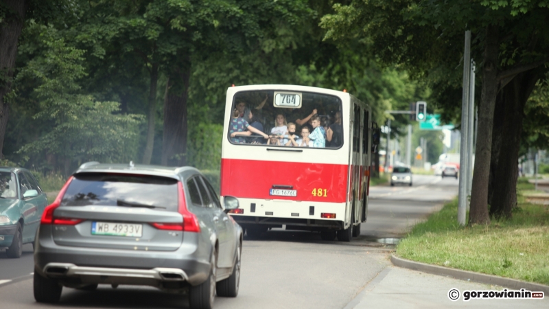 6/16 Przejazd zabytkowym Jelczem