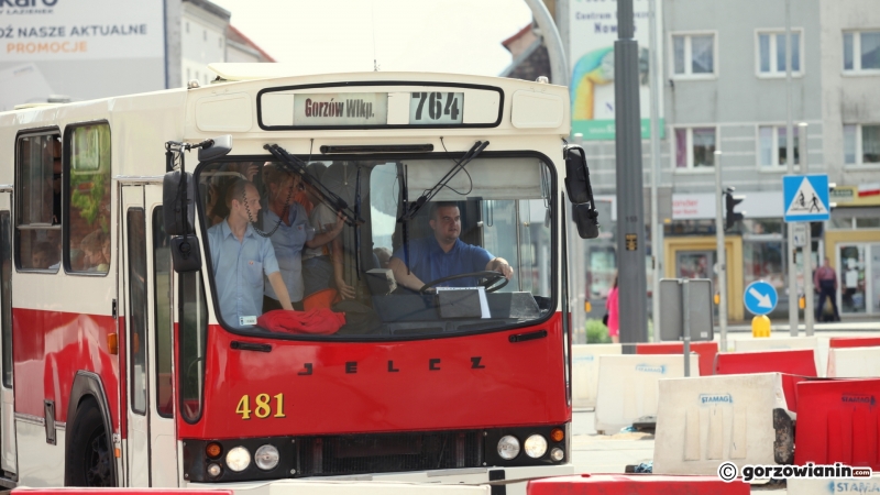 7/16 Przejazd zabytkowym Jelczem
