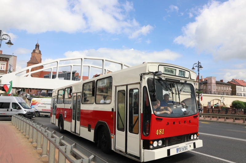 12/16 Przejazd zabytkowym Jelczem