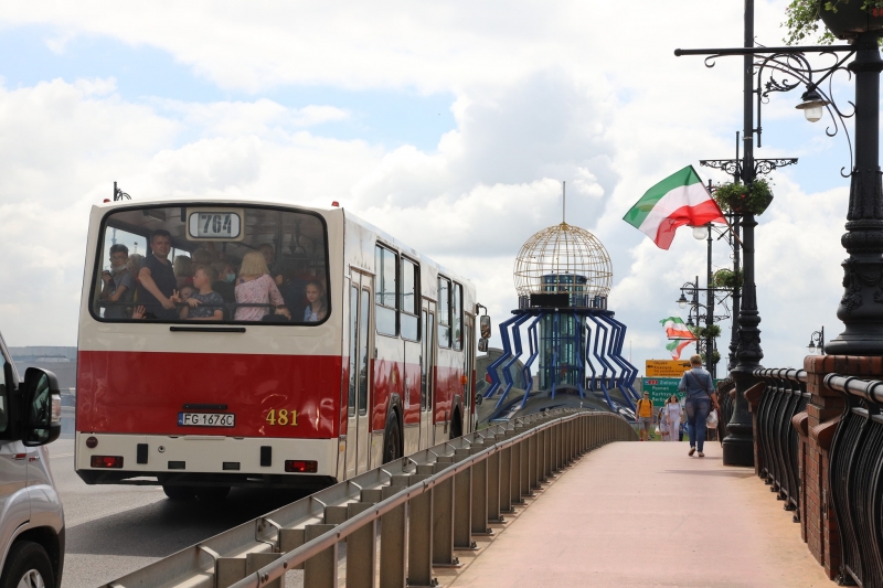 16/16 Przejazd zabytkowym Jelczem