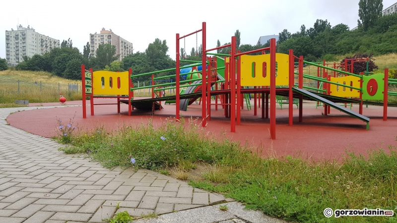 3/11 Zarośnięty plac zabaw przy Filharmonii Gorzowskiej