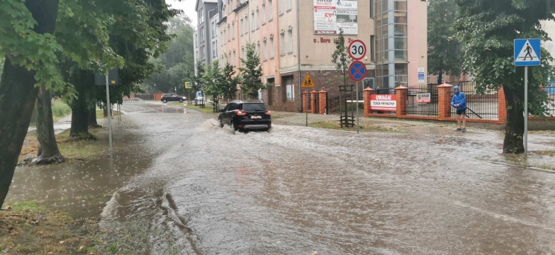 3/19 Ulewny deszcz zalewa ulice Gorzowa