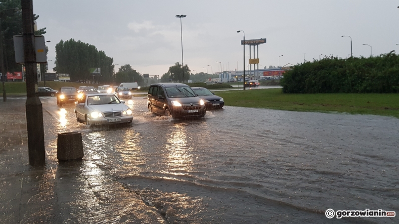 10/19 Ulewny deszcz zalewa ulice Gorzowa