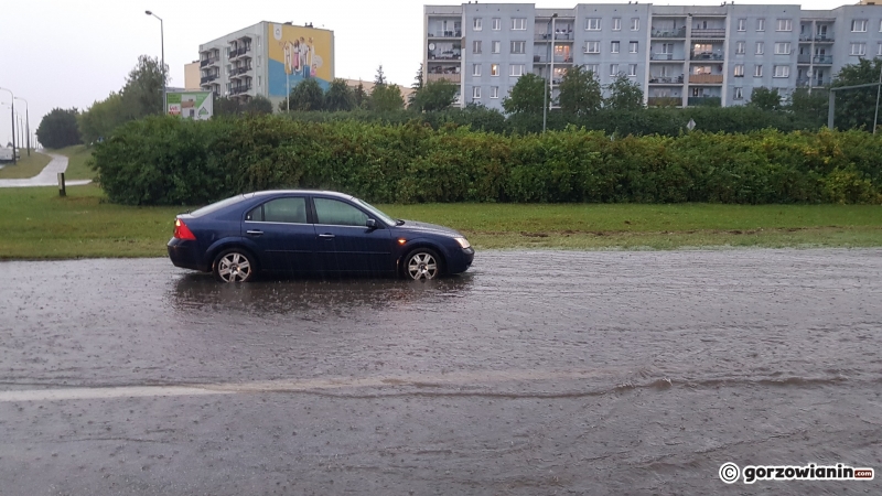 13/19 Ulewny deszcz zalewa ulice Gorzowa