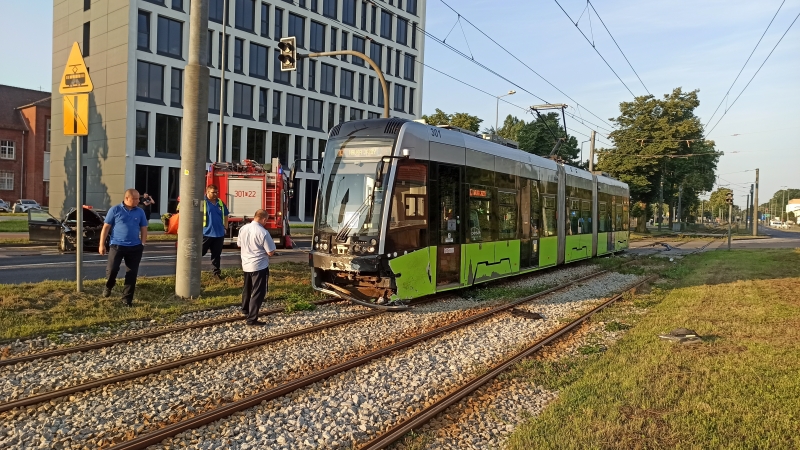 2/8 Poranne zdarzenie BMW z tramwajem. Jedna osoba ranna