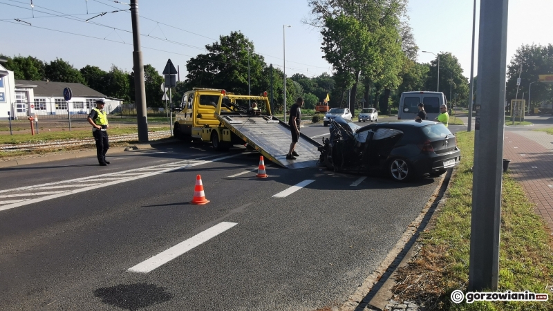 8/8 Poranne zdarzenie BMW z tramwajem. Jedna osoba ranna