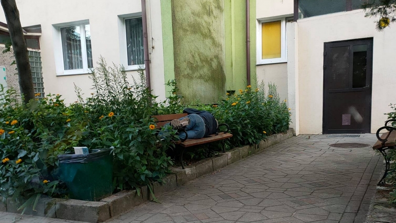 3/4 Osoby śpiące na ławkach w Gorzowie