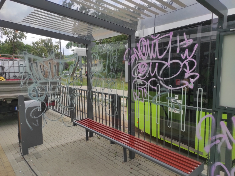 5/18 Czyszczenie pobazgranych przystanków w Gorzowie