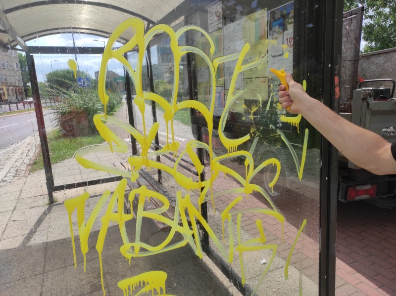 8/18 Czyszczenie pobazgranych przystanków w Gorzowie