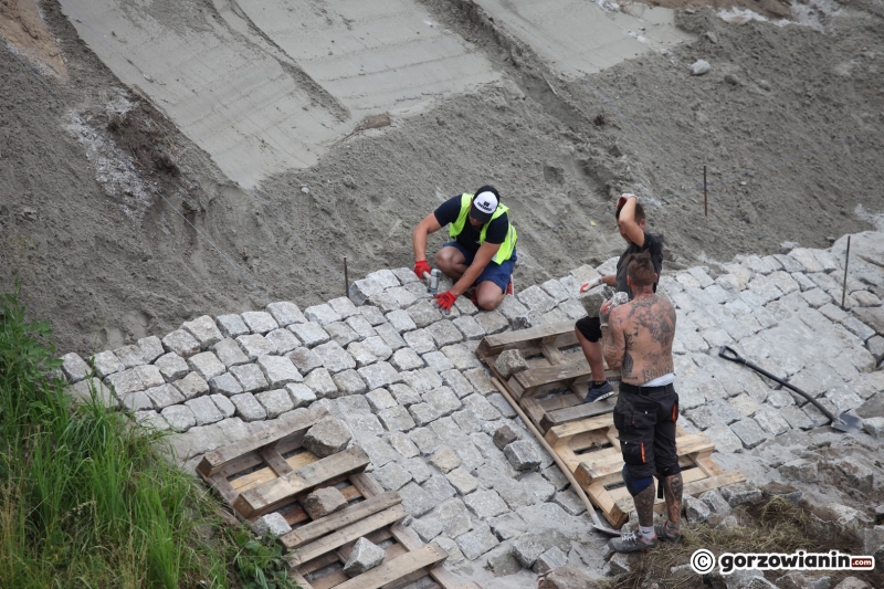 4/8 Trwa naprawa skarpy przy moście Staromiejskim