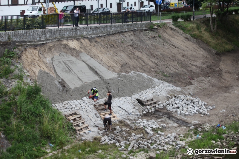 5/8 Trwa naprawa skarpy przy moście Staromiejskim