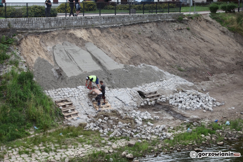 6/8 Trwa naprawa skarpy przy moście Staromiejskim