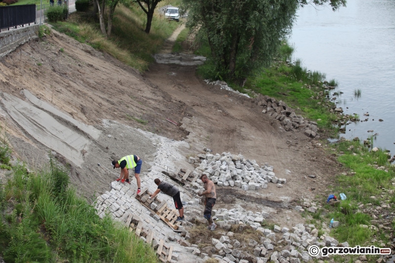 7/8 Trwa naprawa skarpy przy moście Staromiejskim