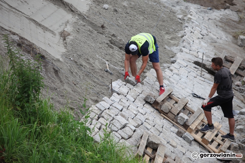 8/8 Trwa naprawa skarpy przy moście Staromiejskim