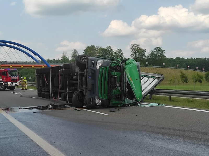 2/8 Zderzenie dwóch ciężarówek na trasie S3