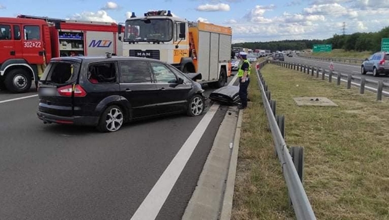 2/5 Kierujący fordem uderzył w barierki na S3