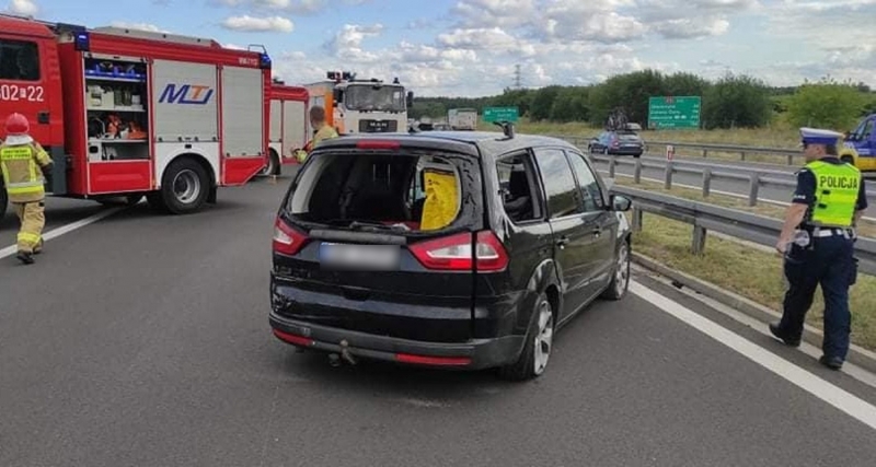 5/5 Kierujący fordem uderzył w barierki na S3