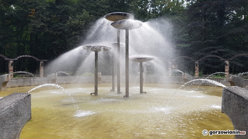8/12 Fontanna w parku Kopernika
