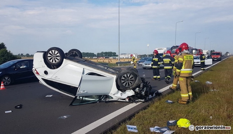 2/6 Kierujący kią uderzył w barierki i dachował na S3