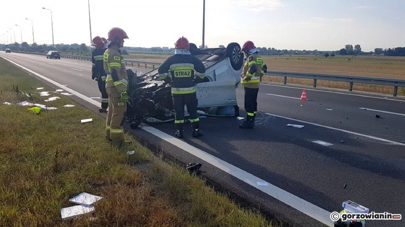 3/6 Kierujący kią uderzył w barierki i dachował na S3