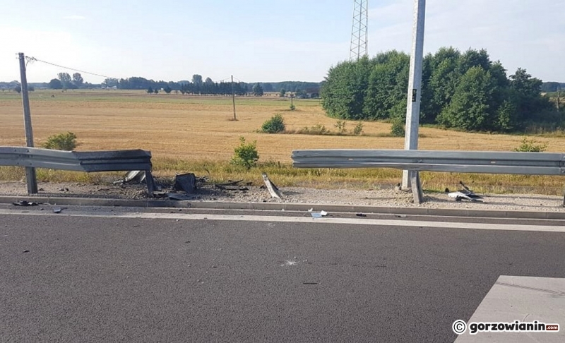 4/6 Kierujący kią uderzył w barierki i dachował na S3