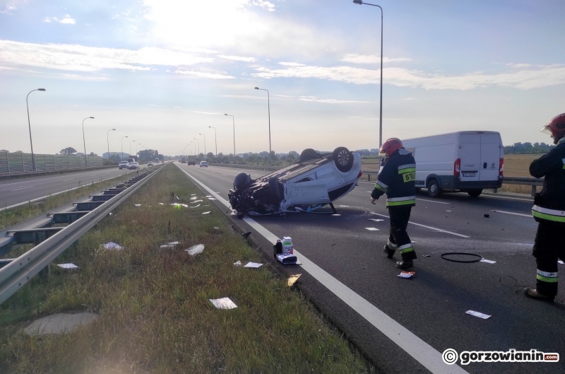 5/6 Kierujący kią uderzył w barierki i dachował na S3